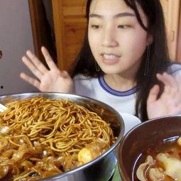 国产剧吃炸酱面视频播放,视频播放量爆表！