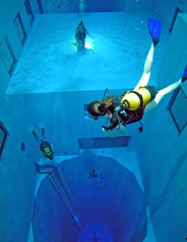 国产另类裸体游泳池视频